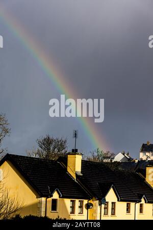 Ardara, County Donegal, Irland. Februar 2020. Ein Regenbogen erscheint über dem Dorf an der Nordwestküste nach einem Wochenende mit starken Winden und Regenfällen, als Storm Dennis vorbeikam. Stockfoto