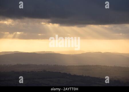 Von der Spitze des Abdon Burf, Brown Clee Hill, der mit 540 Metern der höchste Punkt in Shropshire, England, Großbritannien, ist ein Ausblick Stockfoto