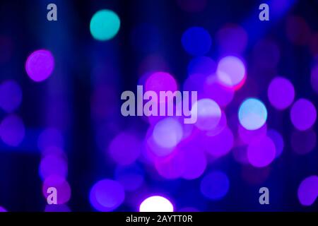 Abstrakter Hintergrund mit defokussierten bokeh bunten Lichtern, leuchtenden Lichtern und Reflexionen Stockfoto