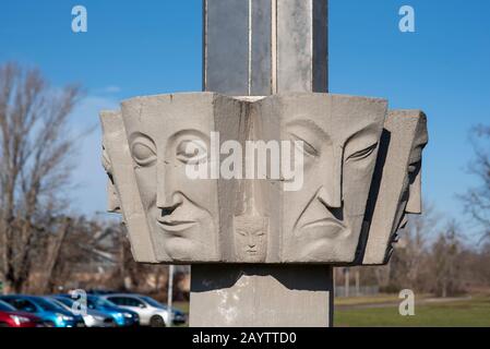 08. Februar 2020, Sachsen-Anhalt, Magdeburg: Blick auf die Gesichter einer Lichtstele im Stadtpark Rotehorn. Sie wurde im Jahr 1927 anlässlich der Deutschen Theaterausstellung erbaut. Foto: Stephan Schulz / dpa-Zentralbild / ZB Stockfoto