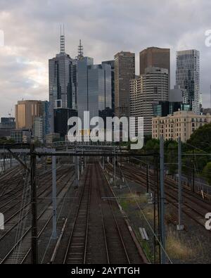 Melbourne, AUSTRALIEN - 15. November 2019: Bahngleise, die in Richtung Wolkenkratzer in Melbourne führen. Stockfoto