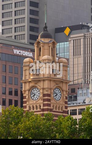 Melbourne, AUSTRALIEN - 18. Januar 2020: Der Flinders Street Station-Uhrturm steht über den Bäumen. Stockfoto