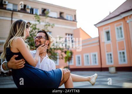 Ferien, Urlaub, Liebe und Freundschaft. Lächelndes Paar Spaß Stockfoto