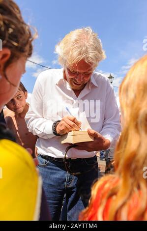 Der britische Milliardärunternehmer Sir Richard Branson hat Fans treffen und Autogramme bei der Virgin Atlantic Challenger II Crew Reunion in Fowey unterzeichnet. Stockfoto