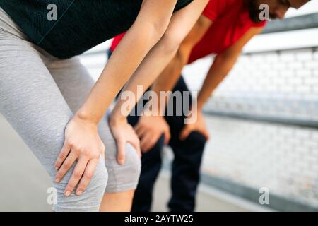 Glückliches junges paar Menschen ausdehnen, bevor sie im Freien Stockfoto