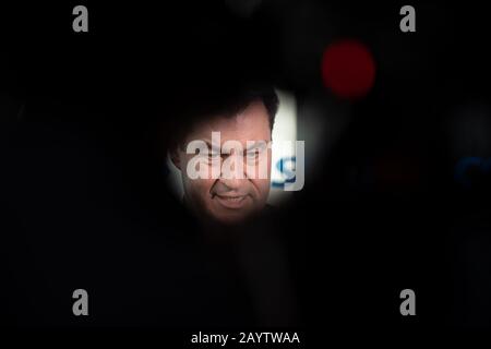 München, Deutschland. Februar 2020. Markus Söder (CSU), Parteivorsitzender und Ministerpräsident Bayerns, spricht vor Beginn der CSU-Vorstandssitzung mit Journalisten. Kredit: Peter Kneffel / dpa / Alamy Live News Stockfoto