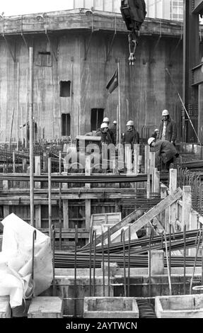 01. Januar 1979, Sachsen, Leipzig: Ende der 1970er Jahre besucht der Gewandhausbandmeister Kurt Masur die Baustelle des neuen Gewandhauses in Leipzig am Karl-Marx-Platz, begleitet von Baustellenleitern und Bauarbeitern. Genaues Aufnahmedatum nicht bekannt. Foto: Volkmar Heinz / dpa-Zentralbild / ZB Stockfoto