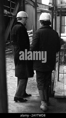 01. Januar 1979, Sachsen, Leipzig: Der Gewandhauskapellmeister Kurt Masur (links) besucht Ende der 1970er Jahre die Baustelle des neuen Gewandhauses in Leipzig am Karl-Marx-Platz, begleitet von Baustellenleitern und Bauarbeitern. Genaues Aufnahmedatum nicht bekannt. Foto: Volkmar Heinz / dpa-Zentralbild / ZB Stockfoto