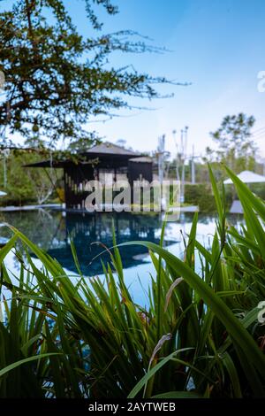 Krabi Thailand Januar 2020, Ein umweltfreundliches Luxusresort in Ao Nang, wo ein tropischer Garten um Anana Krabi liegt Stockfoto