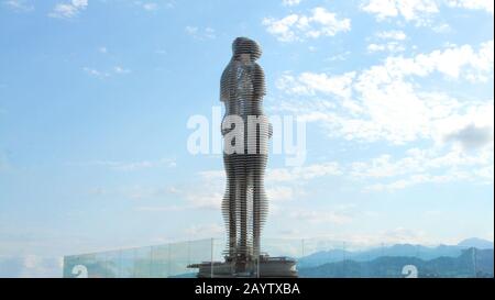 Batumi, Georgia - 14. Juni 2018: Eine bewegliche Metallskulptur des georgischen Bildhauers Tamara Kvesitadze mit dem Titel "Man and Woman" oder "Ali and Nino". Stockfoto