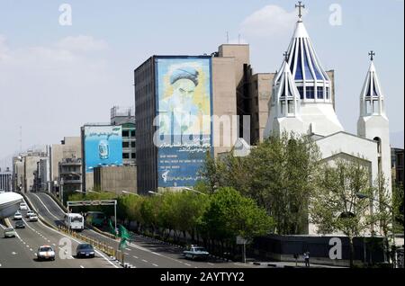 Wallgemälde von Ayatollah Khomeiny auf einem Gebäude in der Stadt neben einer christlichen Armenkirche, Teheran, Iran. Stockfoto