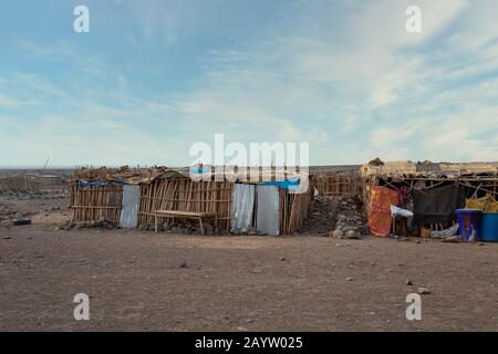 Afar-Stammhaus in der wüste der depressionen von danakil, die Menschen gehen mit Kamel nach Salz in die Wüste, Äthiopien, Afar-Dreieck Stockfoto