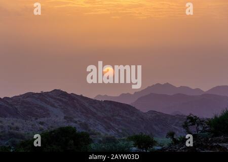 Orangefarbene Sonnenaufgangslandschaft in der Nähe der danakil-depression in Der Ferne. Simien-Gebirge-Nationalpark In Nordäthiopien Stockfoto