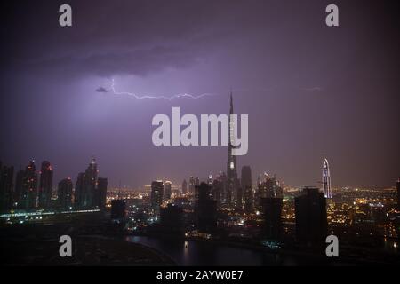 Blitze treffen den Burj Khalifa in Dubai, VAE in diesem dramatischen Nachtbild. Stockfoto