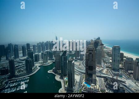 Ein Luftbild von Dubai Marina in den Vereinigten Arabischen Emiraten, der die vielen Wolkenkratzer zeigt, die das Wasser überragen. Stockfoto