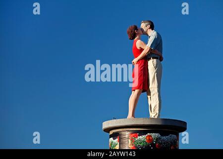 Stylite küsst das Paar II an der Spitze einer Werbespalte, Deutschland, Nordrhein-Westfalen, Niederrhein, Düsseldorf Stockfoto