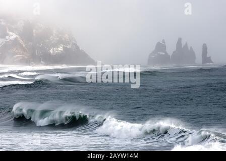 Stürmisches Meer, Island, Vik, Dyrholaey Stockfoto