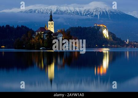 Kirche in Blejski Otok im Bleder See, Schloss Bled im Hintergrund, Slowenien, Bled, Blejski Otok Stockfoto