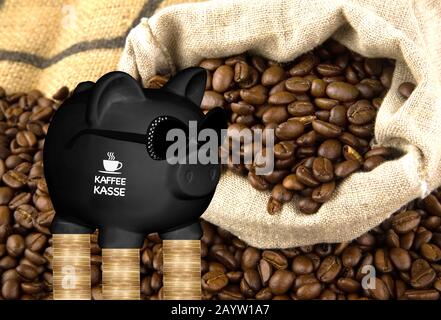 Schwarze Schweinebank mit Sonnenbrille mit den Schriftzügen Kaffekasse, Kitty, Kaffeebohnen und Münzstapeln im Hintergrund, komponieren Stockfoto