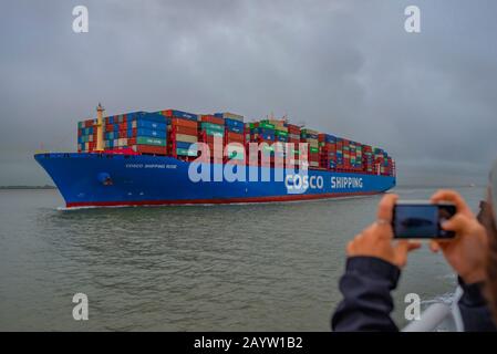 Großes Containerschiff Cosco Shipping an der Elbe fotografiert mit einem Smartphone, Deutschland, Schleswig-Holstein Stockfoto