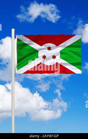 Flagge Burundis vor dem blauen bewölkten Himmel, Burundi Stockfoto