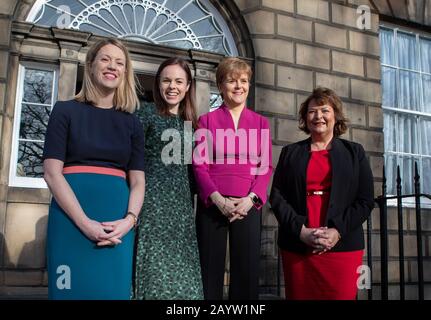 (Von links nach rechts) Ministerin für Europa und internationale Entwicklung Jenny Gilruth, Finanzministerin Kate Forbes, Erste Ministerin Nicola Sturgeon und Ministerin für Wirtschaft, faire Arbeit und Kultur Fiona Hyslop, außerhalb von Bute House, Edinburgh. Stockfoto