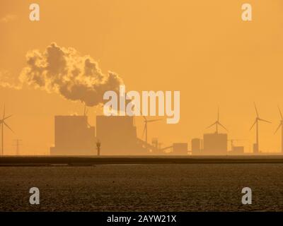 Niederländische Energieerzeugung in Eemshaven in der Dämmerung, Deutschland, Niedersachsen, Frisia, Norddeich Stockfoto