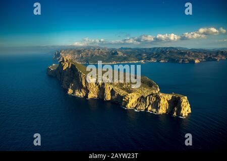 Insel Sa Dragonera mit Leuchtturm Far de Llebeig, Dorf Sant Elm im Hintergrund, 04.01.2020, Luftbild, Spanien, Balearen, Mallorca, Dargonera Stockfoto