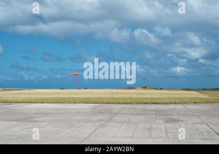 Kleiner Flughafen-Landestreifen mit orangefarbenem Windmesser. Flughafen Juancho E. Yrausquin, Saba. IATA: SAB. Stockfoto