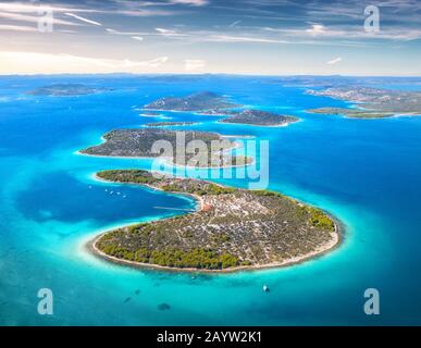 Luftaufnahme von den betuchigen Inseln im Meer am sonnigen Tag Stockfoto