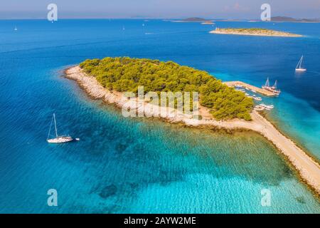 Luftaufnahme von der betuchten kleinen Insel in der Meeresbucht am sonnigen Tag Stockfoto