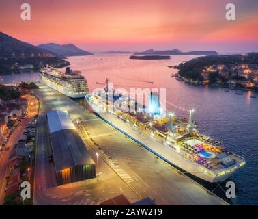 Luftbild des Kreuzfahrtschiffs im Hafen nachts in Dubrovnik Stockfoto