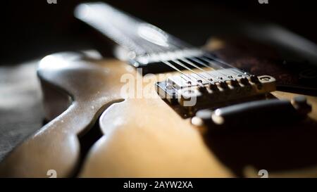 Vintage Archtop Gitarre in naturnahem Ahorn Rücklicht, hochwinkelig Stockfoto