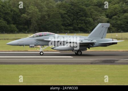 169215, eine Boeing EA-18G Growler, die von der United States Navy betrieben wird, auf dem Prestwick International Airport in Ayrshire. Stockfoto