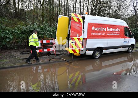 Ein Lieferwagen von Avonline Networks, während Ingenieure an der Reparatur von Internetverbindungen arbeiten, die in Südwales aufgrund von Überschwemmungen untergegangen sind, nachdem die Bewohner in ihre Häuser zurückgekehrt sind, um die Schäden nach dem Sturm Dennis zu untersuchen und zu beheben. Stockfoto