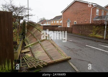 Ein Gartenzaun, der von starken Winden überweht wurde, die von Storm Dennis in der Stadt Gillingham, Dorset, verursacht wurden. Sturm Dennis kam am 15.02.2020 a Stockfoto