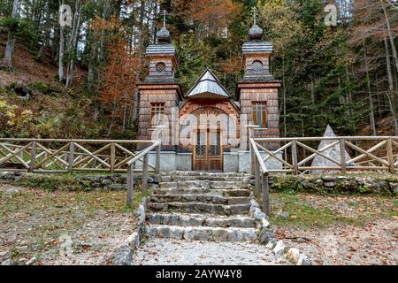 Die russische Kapelle an der russischen Straße auf der nördlichen Seite des Vrsic-Passes in Slowenien Stockfoto