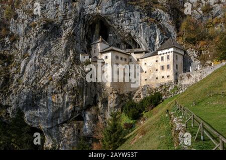 Das Schloss Predjama befindet sich in einer Höhle in einem Hügel in Slowenien Stockfoto