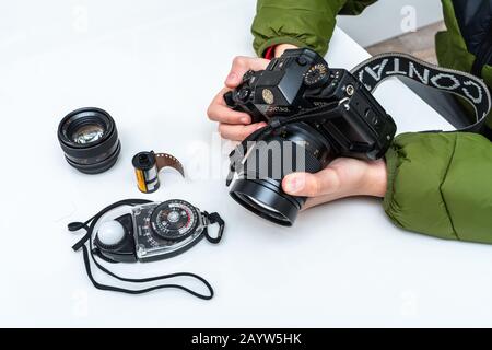 Entdecken und handhaben Sie eine alte Spiegelreflexkamera Stockfoto