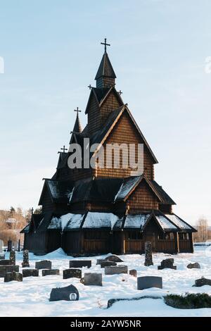 Heddal Stave Church in Notodden, Norwegen, im Winter schneebedeckt Stockfoto