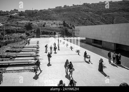 Petra, JORDANIEN - 30. JANUAR 2020: Viele Touristen genießen das gute Wetter vor dem Museum von Petra. Familie macht Fotos. Schwarz-Weiß-Bild unter der warmen Wintersonne. Stockfoto