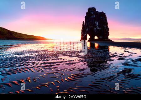 Unglaubliche Sonnenuntergangslandschaft mit berühmtem Hvitserkur Felsen und dunklem Sand nach der Flut. Halbinsel Vatnsnes, Island, Europa Stockfoto