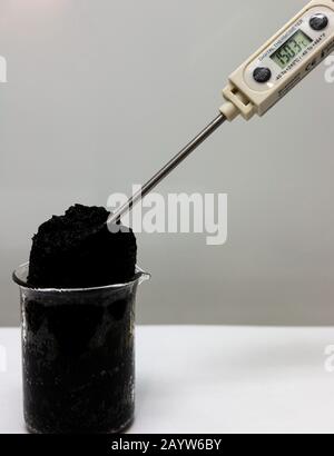 Exotherme Reaktion durch Zugabe konzentrierter Schwefelsäure zu Zucker Stockfoto