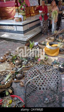 Eine Reihe traditioneller balinesischer Opfergaben an Hindu-Götter. Stockfoto