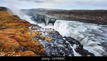 Panoramasicht auf den berühmten Wasserfall Dettifoss im Jokulsargljufur National Park, Island, Europa. Landschaftsfotografie Stockfoto