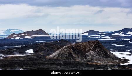 Panoramasicht auf das Reeky-Lavas-Feld im Geothermaltal Leirhnjukur, in der Nähe des Vulkans Krafla, Island. Landschaftsfotografie Stockfoto