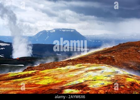 Rauchiges Lavafeld im Erdothermaltal Leirhnjukur, in der Nähe des Vulkans Krafla, Island, Europa. Landschaftsfotografie Stockfoto