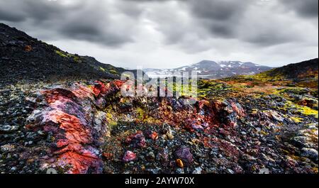 Panoramasicht auf das Reeky-Lavas-Feld im Geothermaltal Leirhnjukur, in der Nähe des Vulkans Krafla, Island, Europa. Landschaftsfotografie Stockfoto