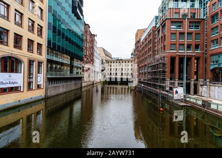 Hamburg, 4. August 2019: Schöner Blick auf den Kanal Bleichenfleet mit luxuriösen Modegeschäften, die auf Wasser reflektiert werden Stockfoto