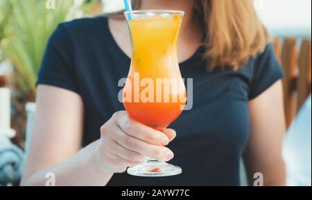 Woman Hand hält Frucht-Cocktail. Stockfoto